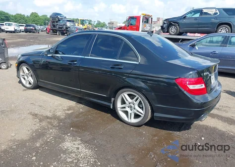 2013 Mercedes-Benz C 300 из США, поврежденный, VIN WDDGF8AB9DR275448